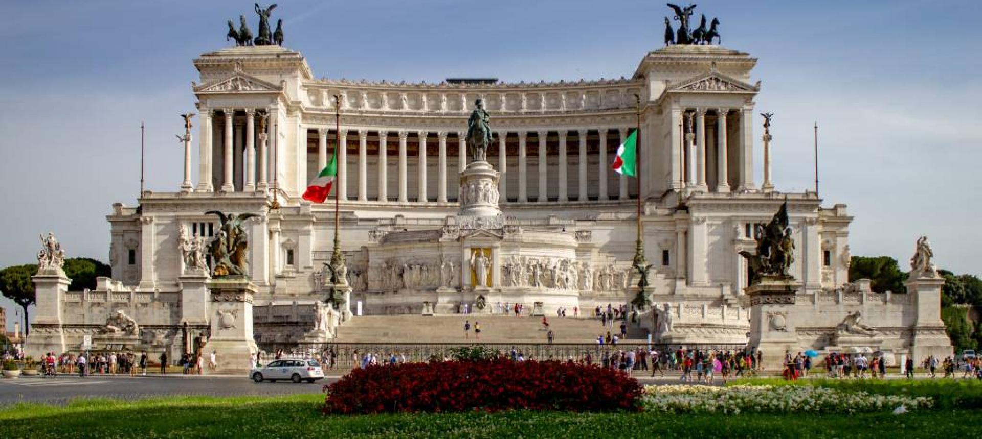 Monumento a Vittorio Emanuele II a Roma, imponente struttura commemorativa con statue e colonne.