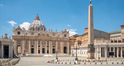 Maestosa basilica con cupola e obelisco, simbolo di spiritualità e grandiosità.