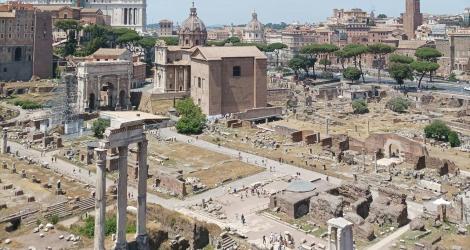 Vista sul Foro Romano con antiche rovine e monumenti storici a Roma.