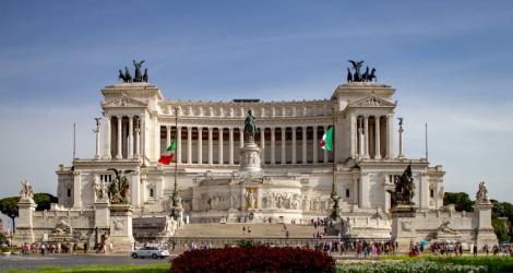 Monumento a Vittorio Emanuele II, Roma, con statue e bandiere italiane.
