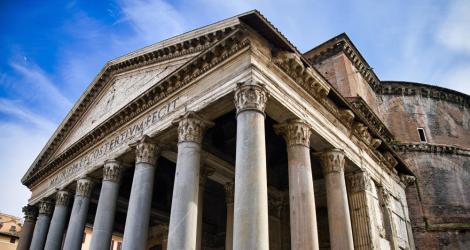 Il Pantheon di Roma con colonne corinzie e frontone imponente.