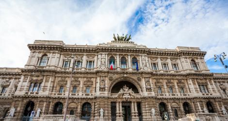 Maestoso edificio storico con statue, sede della Corte di Cassazione in Italia.