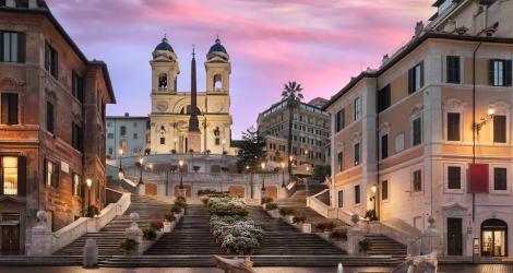 La Scalinata di Trinità dei Monti a Roma al tramonto, con la fontana Barcaccia.
