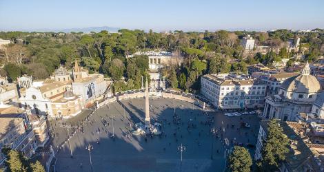 Vista aerea di Piazza del Popolo a Roma, con obelisco e chiese circostanti.